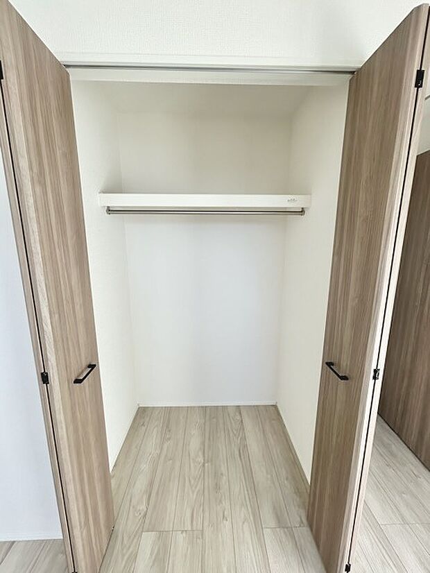 衣類の整理整頓に嬉しいクローゼット付きのお部屋。お子様のお部屋としても便利です。