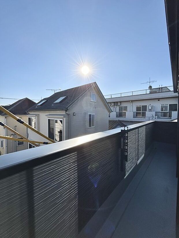 陽ざしが差込む明るいバルコニー。奥行きのあるバルコニーはお洗濯時に助かります。