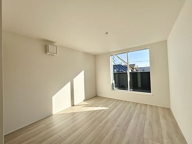 大きな開口部から明るい光が差し込む、日中の室内の明るさがこの部屋の魅力です。