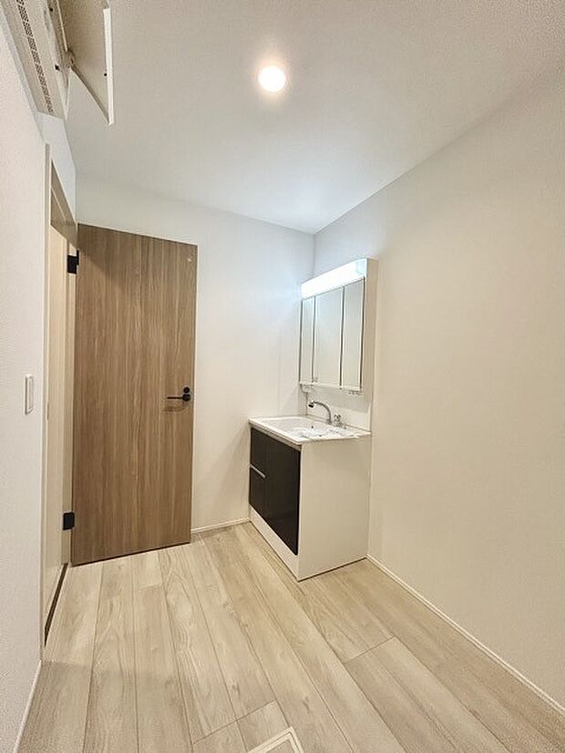 ゆとりの洗面スペースで朝の身支度もスムーズに行えます。