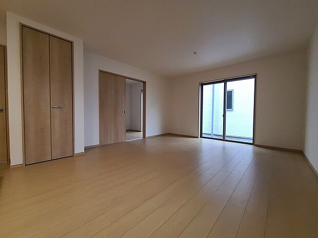 家族団欒のリビング。陽光差し込む食卓には家族の会話とスマイルが溢れます。いつまでもここで食卓を囲みたくなる、そう感じさせてくれるスペース。 