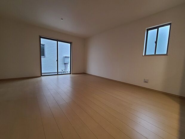 家族団欒のリビング。陽光差し込む食卓には家族の会話とスマイルが溢れます。いつまでもここで食卓を囲みたくなる、そう感じさせてくれるスペース。