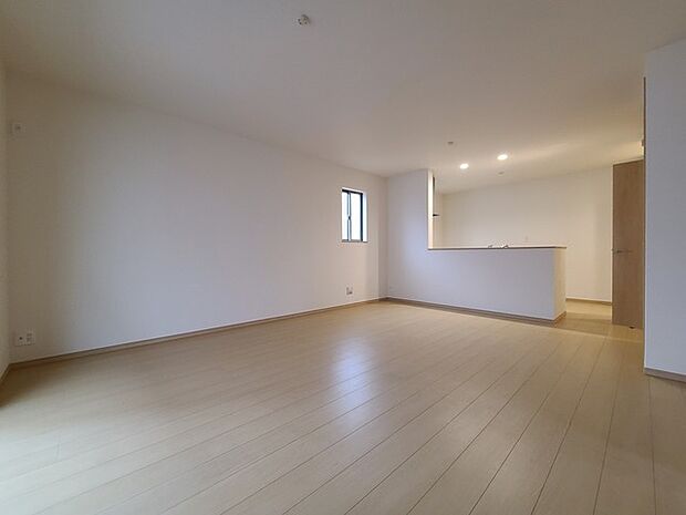 家族団欒のリビング。陽光差し込む食卓には家族の会話とスマイルが溢れます。いつまでもここで食卓を囲みたくなる、そう感じさせてくれるスペース。