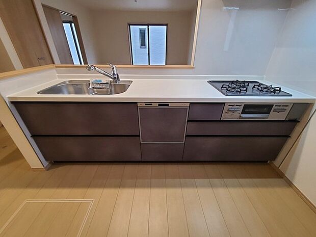 リビングにいる家族の顔が見渡せるカウンターキッチン。お料理もより一層おいしく、楽しく。食器棚を背面に設置しても十分な広さを確保しています。