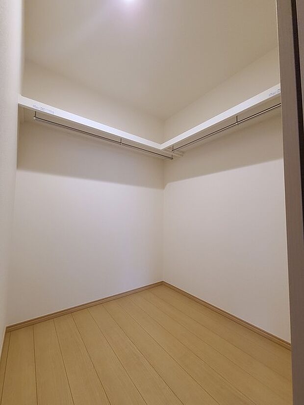 収納で悩む時間をなくしたい。家族の衣服が多くても頼もしいWIC(ウォークインクローゼット)