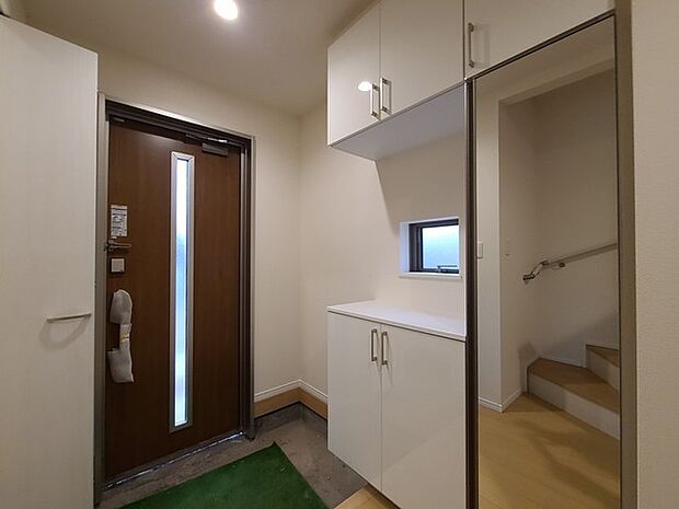 明るく開放的な玄関、靴の脱ぎ履きもしやすく、収納も豊富でご家族皆様の靴をスッキリ収納できます。 