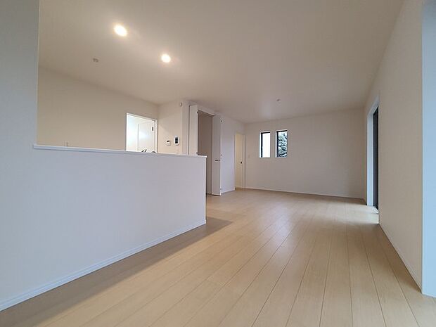 家族団欒のリビング。陽光差し込む食卓には家族の会話とスマイルが溢れます。いつまでもここで食卓を囲みたくなる、そう感じさせてくれるスペース。