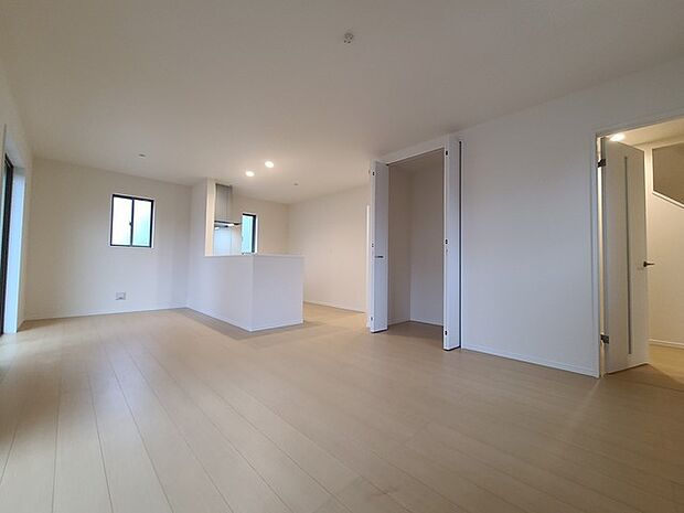 家族団欒のリビング。陽光差し込む食卓には家族の会話とスマイルが溢れます。いつまでもここで食卓を囲みたくなる、そう感じさせてくれるスペース。