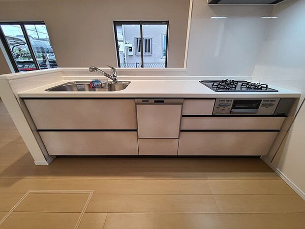 リビングにいる家族の顔が見渡せるカウンターキッチン。お料理もより一層おいしく、楽しく。食器棚を背面に設置しても十分な広さを確保しています。