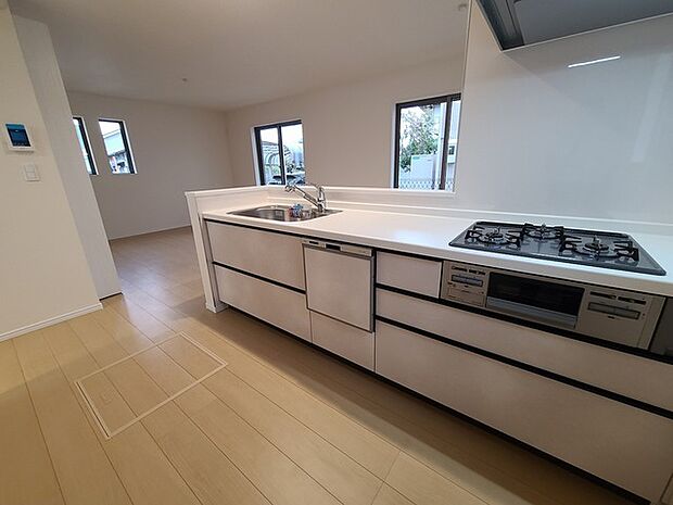 リビングにいる家族の顔が見渡せるカウンターキッチン。お料理もより一層おいしく、楽しく。食器棚を背面に設置しても十分な広さを確保しています。 