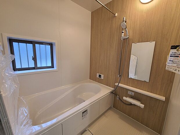 一緒にお風呂に入っている子供達の声がリビングまで聞こえてきそうな広々とした1坪バス 