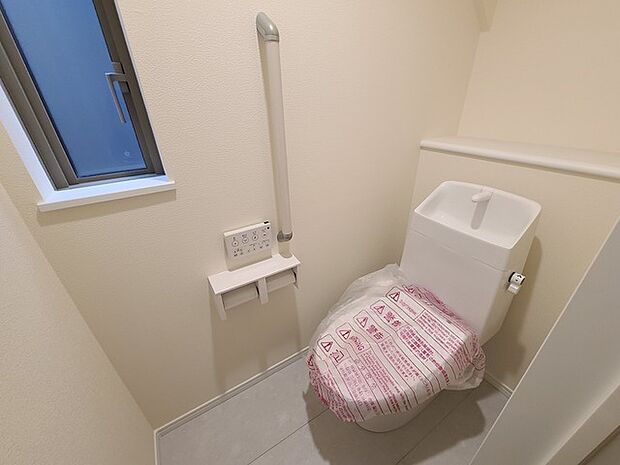 ウォシュレット機能付きのトイレ。換気のしやすい窓付きで、収納もあり実用性も兼ね備えた造り。