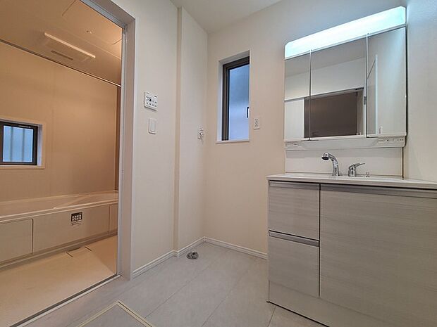 使い勝手の良い洗面台、窓があることで換気もしやすく清潔感のある空間を保てます。