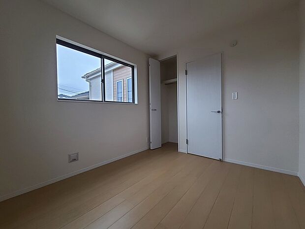 どんな家具にでも相性が良い清潔感ある白色調のクロスを採用。主張しすぎない配色、耐久性にも優れた床材は日々のメンテナンスも楽に、快適に過ごして頂けるよう考えられています。 