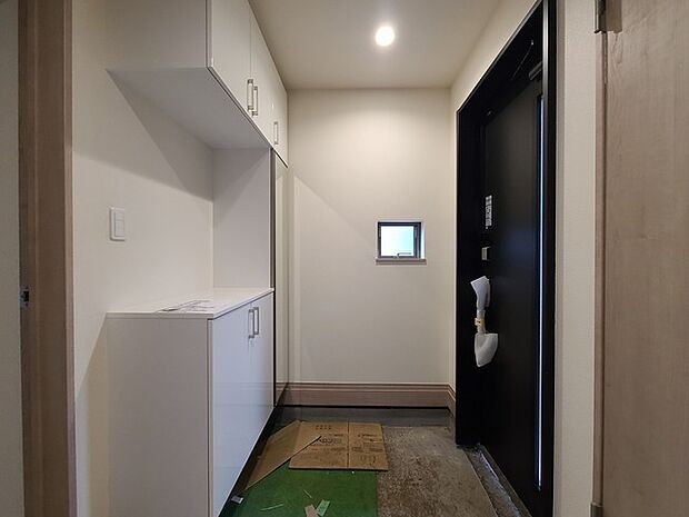 玄関はおうちの顔とも呼ばれる重要な場所!明るくスッキリと見える空間で住まう人を見送り、出迎えてくれます。