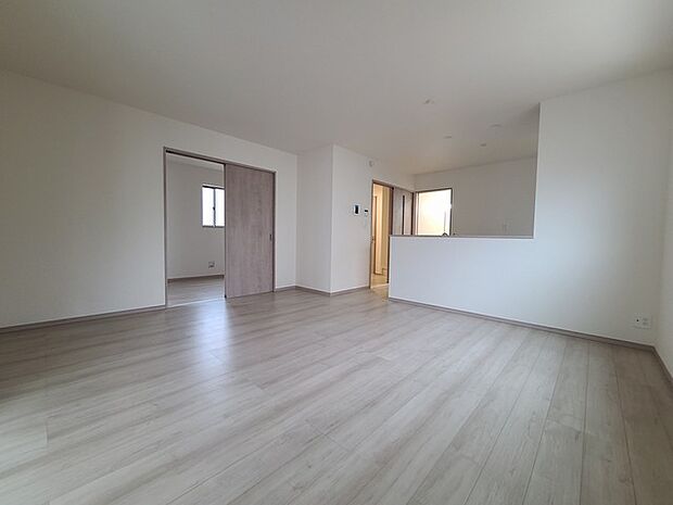 家族団欒のリビング。陽光差し込む食卓には家族の会話とスマイルが溢れます。いつまでもここで食卓を囲みたくなる、そう感じさせてくれるスペース。 