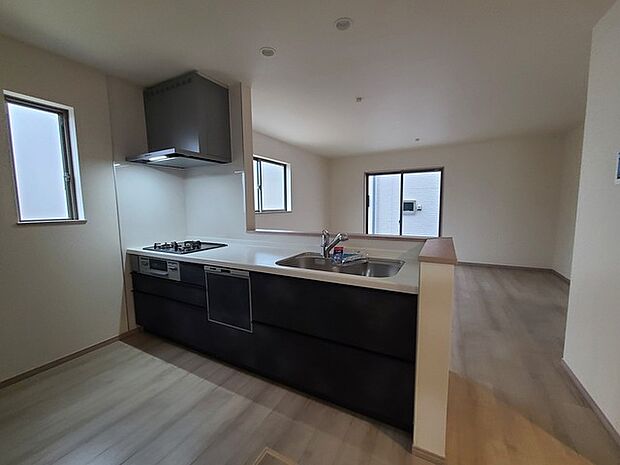 リビングにいる家族の顔が見渡せるカウンターキッチン。お料理もより一層おいしく、楽しく。食器棚を背面に設置しても十分な広さを確保しています。 