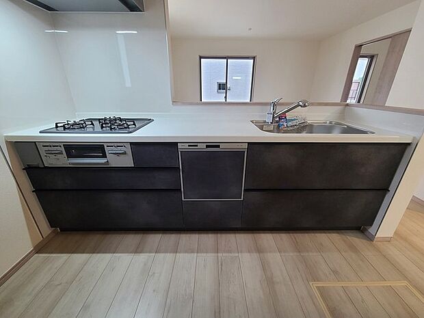 リビングにいる家族の顔が見渡せるカウンターキッチン。お料理もより一層おいしく、楽しく。食器棚を背面に設置しても十分な広さを確保しています。 