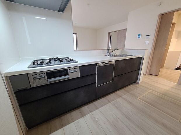 リビングにいる家族の顔が見渡せるカウンターキッチン。お料理もより一層おいしく、楽しく。食器棚を背面に設置しても十分な広さを確保しています。 