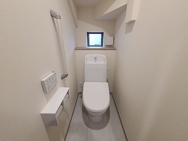 ウォシュレット機能付きのトイレ。換気のしやすい窓付きで、収納もあり実用性も兼ね備えた造り。 