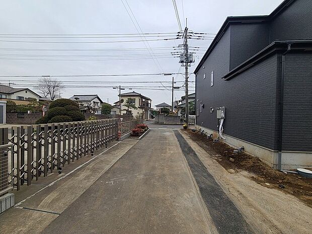 戸建てが立ち並ぶ静かな住宅街。四季折々の移り変わりを感じながら自然と楽しみ、暮らす、そんな毎日を日々の中で感じられる住環境