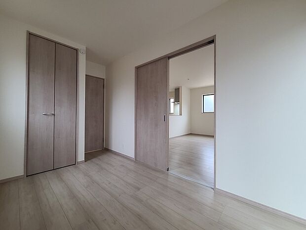 扉を開放するとLDKと洋室を一体利用できる空間！扉を閉めると独立した空間としても活用できます。 