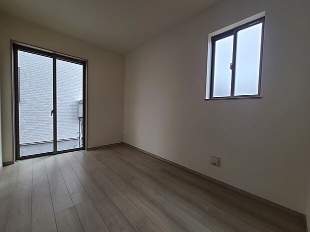 扉を開放するとLDKと洋室を一体利用できる空間!扉を閉めると独立した空間としても活用できます。