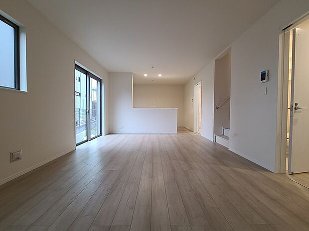 家族団欒のリビング。陽光差し込む食卓には家族の会話とスマイルが溢れます。いつまでもここで食卓を囲みたくなる、そう感じさせてくれるスペース。