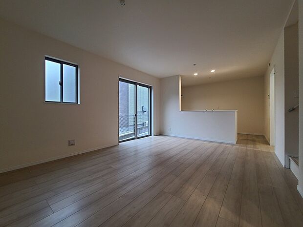 家族団欒のリビング。陽光差し込む食卓には家族の会話とスマイルが溢れます。いつまでもここで食卓を囲みたくなる、そう感じさせてくれるスペース。 