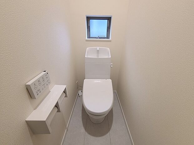 ウォシュレット機能付きのトイレ。換気のしやすい窓付きで、収納もあり実用性も兼ね備えた造り。