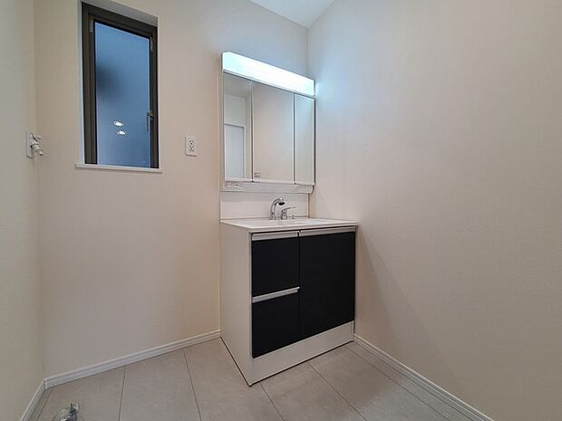 使い勝手の良い洗面台、窓があることで換気もしやすく清潔感のある空間を保てます。