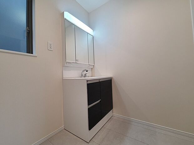 使い勝手の良い洗面台、窓があることで換気もしやすく清潔感のある空間を保てます。 
