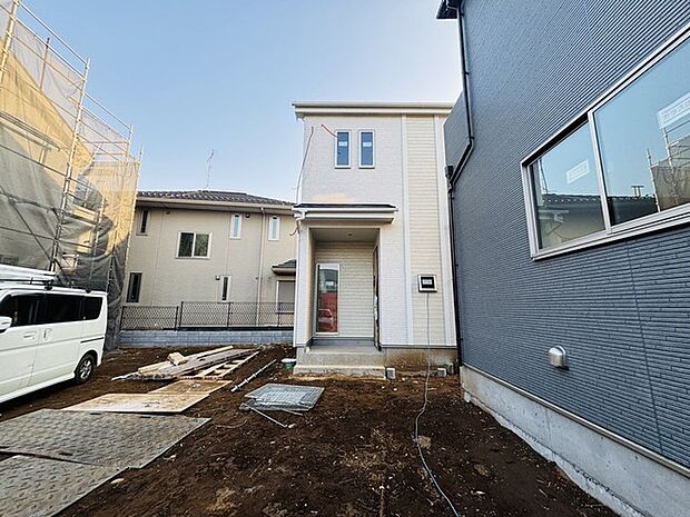 通りから入ったプライベート空間で落ち着いた雰囲気でお住いになる。敷地部分でお子様の遊ぶスペースや駐車スペースに活用できます。