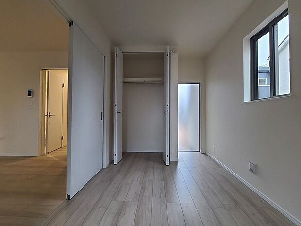 扉を開放するとLDKと洋室を一体利用できる空間!扉を閉めると独立した空間としても活用できます。