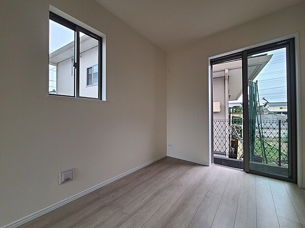 扉を開放するとLDKと洋室を一体利用できる空間！扉を閉めると独立した空間としても活用できます。 