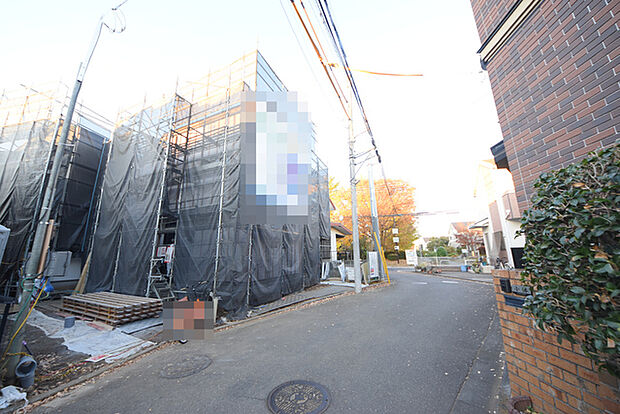 戸建てが立ち並ぶ静かな住宅街。四季折々の移り変わりを感じながら自然と楽しみ、暮らす、そんな毎日を日々の中で感じられる住環境 