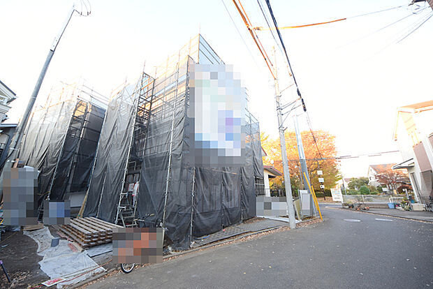 戸建てが立ち並ぶ静かな住宅街。四季折々の移り変わりを感じながら自然と楽しみ、暮らす、そんな毎日を日々の中で感じられる住環境 