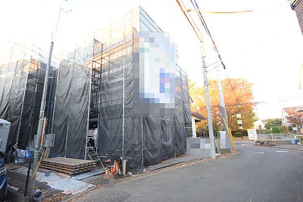 戸建てが立ち並ぶ静かな住宅街。四季折々の移り変わりを感じながら自然と楽しみ、暮らす、そんな毎日を日々の中で感じられる住環境 