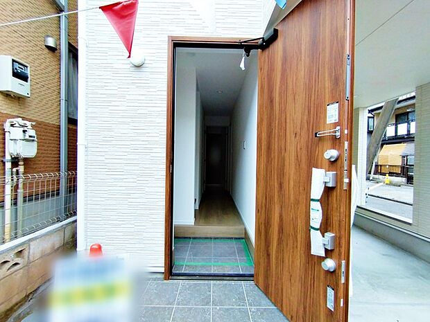 玄関はおうちの顔とも呼ばれる重要な場所!明るくスッキリと見える空間で住まう人を見送り、出迎えてくれます。