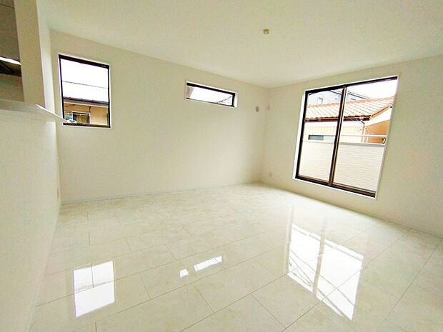 家族団欒のリビング。陽光差し込む食卓には家族の会話とスマイルが溢れます。いつまでもここで食卓を囲みたくなる、そう感じさせてくれるスペース。