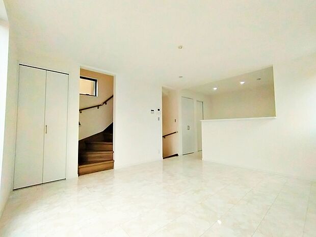 家族の集うリビングには色々な方向から光が差し込む設計に。家族のコミュニケーションが弾むスポットだから明るい雰囲気であってほしい。 