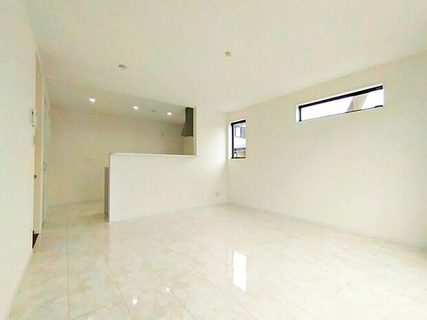 家族が一番集まる場所だから広々としつつも素敵な空間であって欲しい。皆がくつろぐリビングからキッチンまでが一つに繋がる空間。