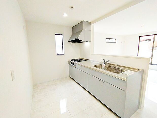 リビングにいる家族の顔が見渡せるカウンターキッチン。お料理もより一層おいしく、楽しく。食器棚を背面に設置しても十分な広さを確保しています。