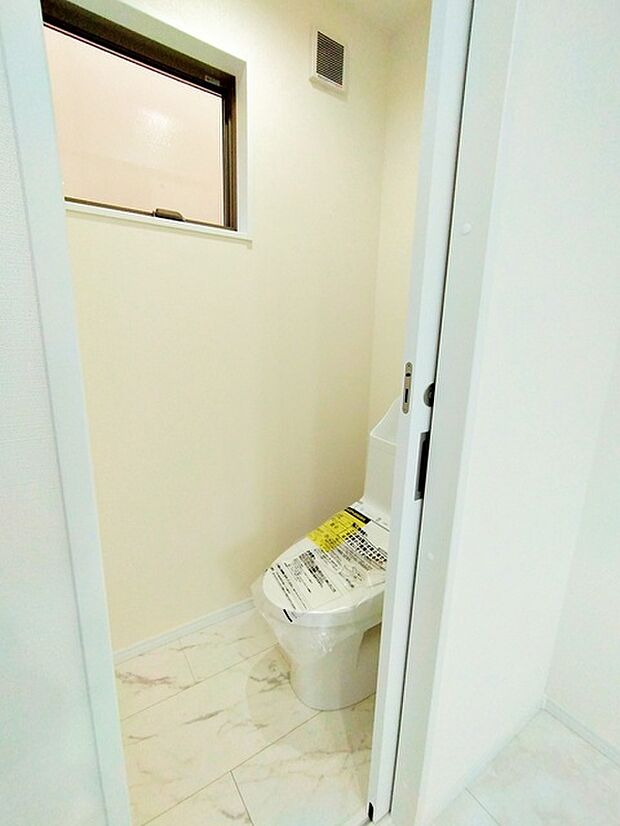 1.2階にそれぞれトレイがございます。朝の混雑時に分散して利用できるほか、ゲスト用としても使い分けることもできます。