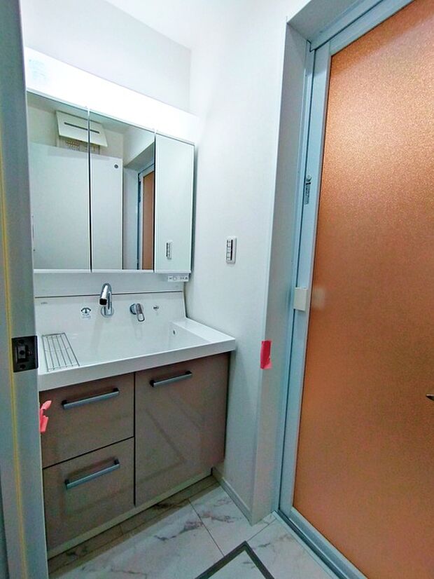 お出かけ前の身だしなみに一歩差がつく三面鏡。ミラー裏にはたっぷり収納もございます。