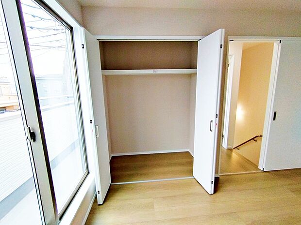 衣類の整理整頓に嬉しいクローゼット付きのお部屋。お子様のお部屋としても便利です。