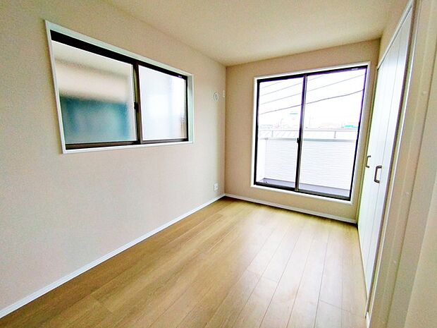 今からここを誰のお部屋にしようか、そんな洋室。大きさは5帖です。