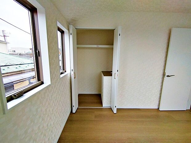 衣類の整理整頓に嬉しいクローゼット付きのお部屋。お子様のお部屋としても便利です。