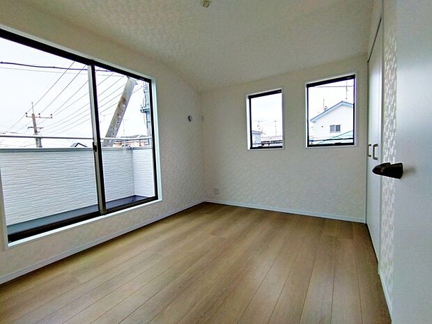 バルコニーに面した洋室。開口部からは優しい陽光が差し込み心地よい風が通り抜けます。