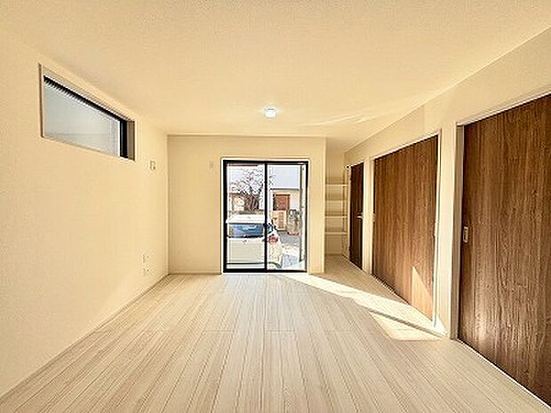 家族団欒のリビング。陽光差し込む食卓には家族の会話とスマイルが溢れます。いつまでもここで食卓を囲みたくなる、そう感じさせてくれるスペース。 